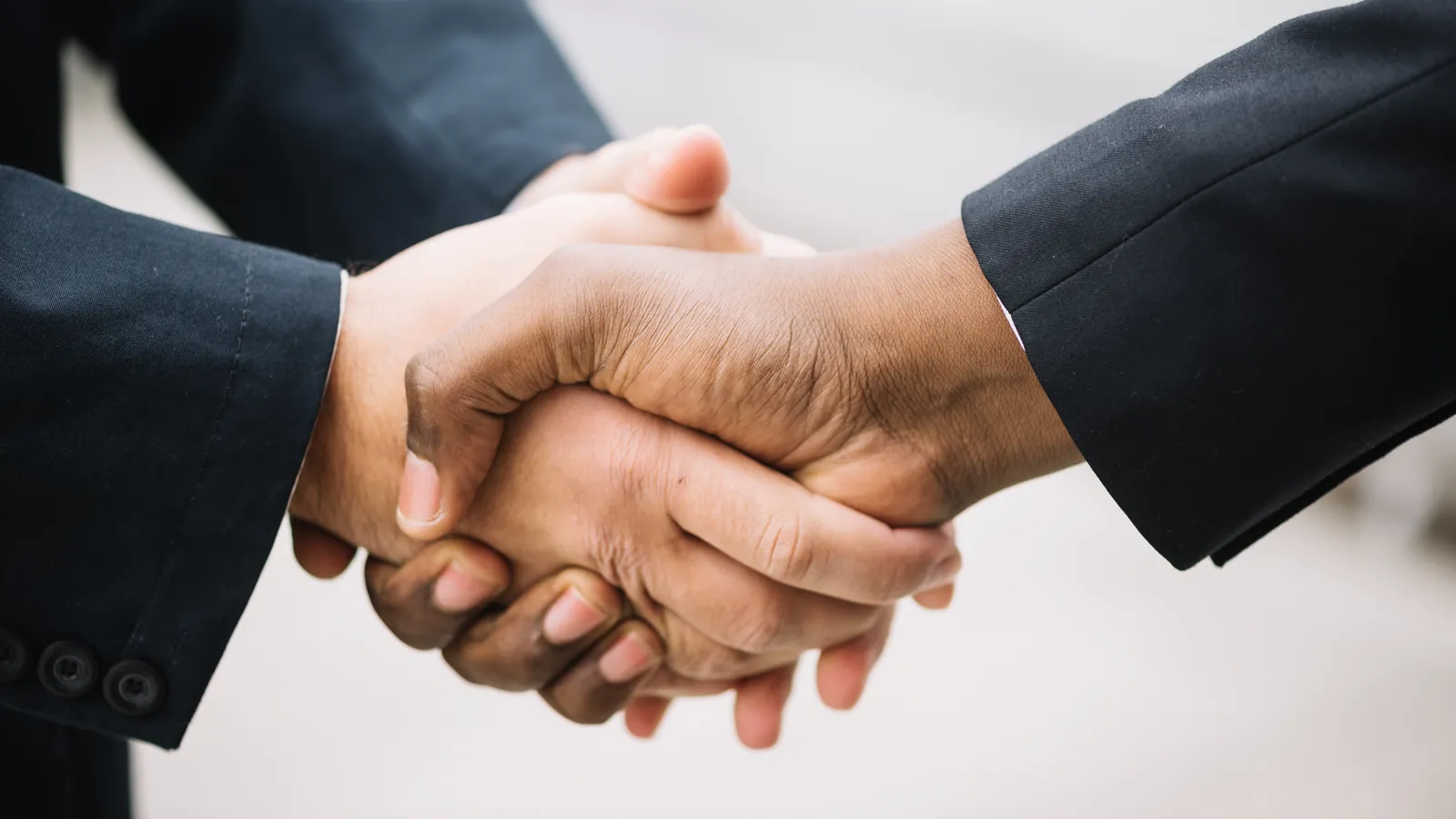 Deux mains se serrent pour conclure un accord